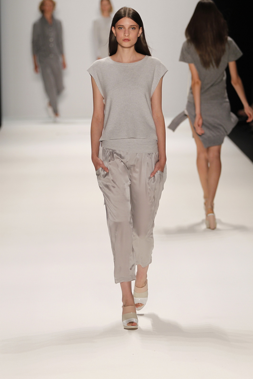 Allude 2012DƬ