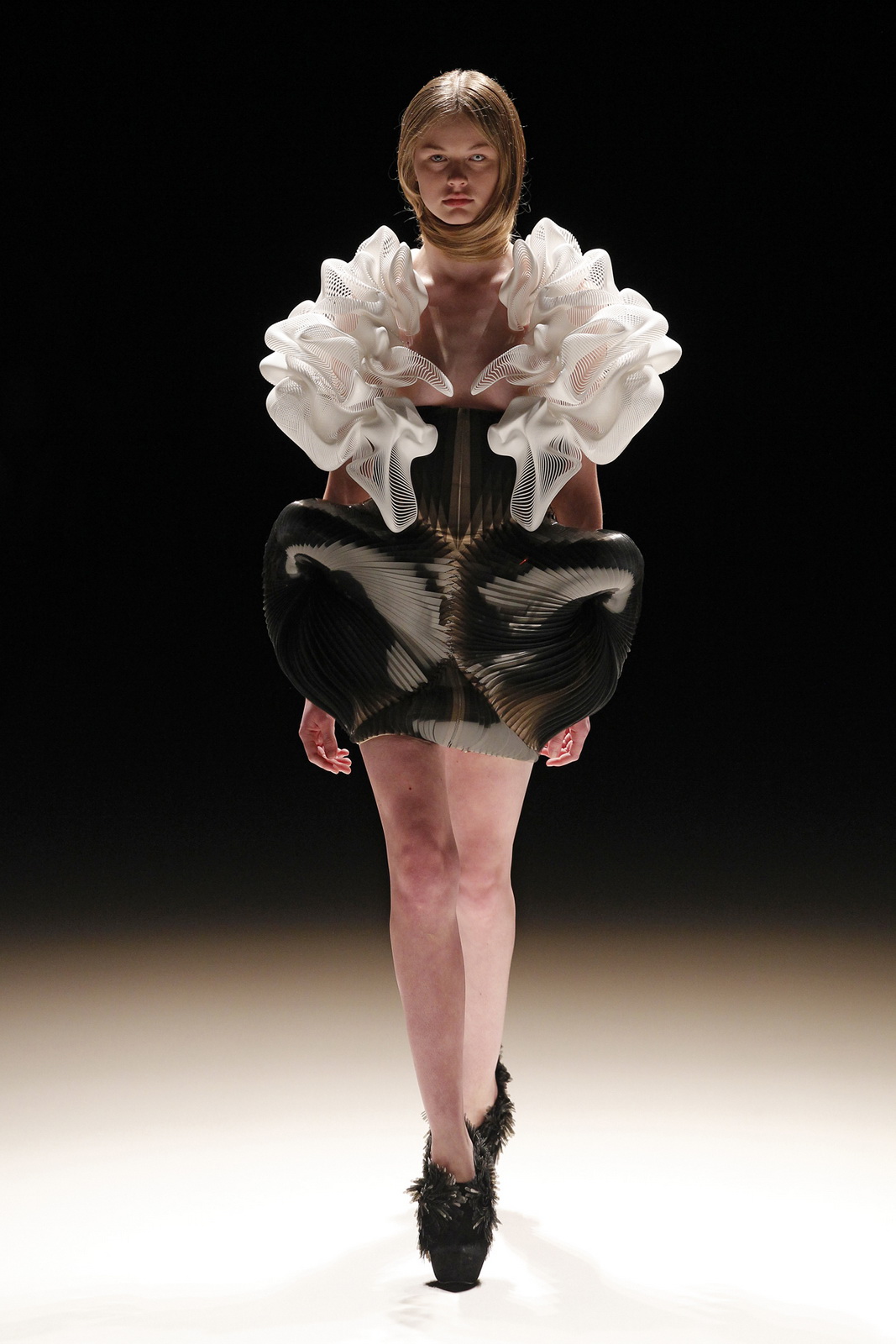 Iris van Herpen presented by Mercedes-Benz and ELLE 2012春夏秀場