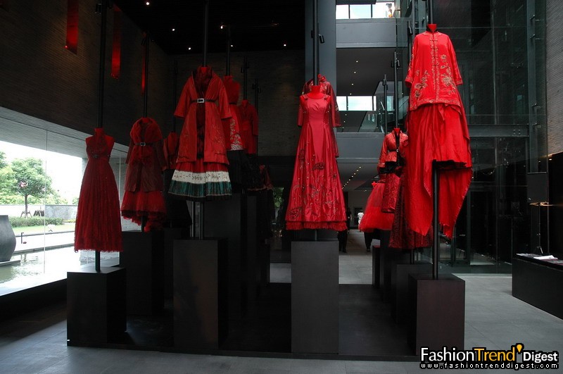 夏姿‧陳歷年紅裙展示于中國營運總部 