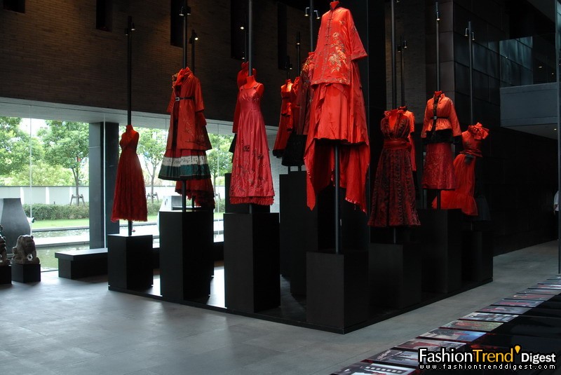 夏姿‧陳歷年紅裙展示于中國(guó)營(yíng)運(yùn)總部 