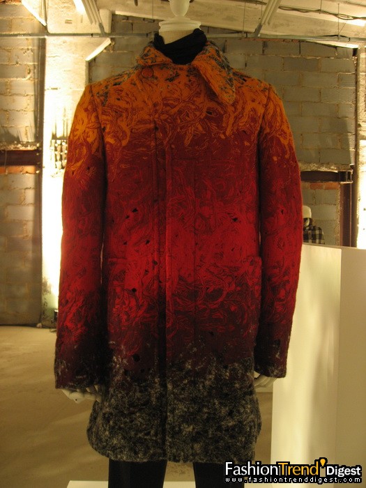 Raf Simons<br>
<br>
比利時設(shè)計師Raf Simons于1995年在米蘭首次展出時裝系列。2005年，他獲邀出任Jil Sander的創(chuàng)意總監(jiān)。Raf Simons深受青年文化所影響，設(shè)計往往引用龐克、哥特和MOD等風(fēng)格，將經(jīng)典男裝與街頭時尚結(jié)合。<br>
<br>
Simons認(rèn)為時裝不是他的全部，其美學(xué)必須配合藝術(shù)、視像、音樂、表演及文字才能完整。這位偏離主流的設(shè)計師以他永遠令人喜出望外的表達手法，得到了眾多時裝愛好者的支持，令他被譽為最具創(chuàng)新的當(dāng)代男裝設(shè)計師之一。<br>
 