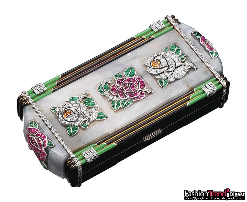 自然之師：Roses Vanity 化妝箱<br>
黃金、翡翠、琺瑯、紅寶石、藍寶石、綠寶石及鉆石，1926年<br>
<br>
1920年代，化妝箱是優(yōu)雅淑女的隨身配飾之一。化妝箱內藏鏡子、粉盒和其它妝點女士花容的工具。此1926年制的化妝箱流露出源自1924年以花卉為題的裝飾藝術（Art Deco)風格，反映自然主義的美學。化妝箱鑲嵌淡紫色玉石，飾以由玫瑰切割鉆石、綠寶石、紅寶石及水滴形黃色藍寶石組成的玫瑰；邊緣由嵌入的黑色和綠色琺瑯勾勒，并鑲有玫瑰切割鉆石；鑲嵌底座以黃金和鉑金鑄造。<br>
<br>
Van Cleef & Arpels梵克雅寶典藏 