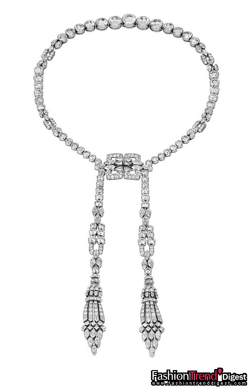 優美之師：Art Deco 項鏈<br>
鉑金及鉆石，1927年<br>
<br>
Van Cleef & Arpels 梵克雅寶是1920至30年代發展裝飾藝術（Art Deco）珠寶的先鋒。這時期的女性以時裝風格的強烈轉變宣告其內心的解放：她們把秀發剪短，涂上鮮艷口紅，袒露出手臂，束胸并穿上"Flapper"風格的低腰短裙。男孩兒般的"à la garçonne"風格造型體現在長項鏈、長吊飾耳環、鉆石腕表、裙裝胸針及派對戒指上。裝飾藝術（Art Deco）強調修長直線、對稱的幾何造型、抽象設計和對比強烈的色調，如鉑金及鉆石。<br>
<br>
這串Art Deco長項鏈是這派美學的代表作，以鉑金鑲嵌圓形及欖形鉆石，方形的別針上垂著兩縷鉆石鏈串。配合心情和服裝造型，項鏈垂飾置于胸前或背后皆可，演繹鉆石瀑布的無窮魅力。<br>
<br>
Van Cleef & Arpels 梵克雅寶典藏 