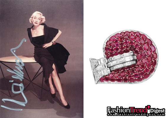 靈氣之師：Jarretiere 手鐲<br>
鉑金、紅寶石及鉆石。由瑪琳•黛德麗 (Marlene Dietrich) 委托制造，約1937年<br>
<br>
永遠(yuǎn)的瑪琳•黛德麗 (Marlene Dietrich) 雍容魅惑，傾倒眾生，是好萊塢最璀璨的銀幕女王。她與兩位最要好的朋友：Louis Arpels (Van Cleef & Arpels梵克雅寶創(chuàng)辦人之一) 和著名德裔作家Erich Maria Remarque合力構(gòu)思了這枚特大號(hào)Jarretière鉑金鑲嵌紅寶石及鉆石手鐲，成為Van Cleef & Arpels 梵克雅寶1930年代的經(jīng)典設(shè)計(jì)。<br>
<br>
三維設(shè)計(jì)的手鐲以大圈環(huán)為主題，飾以圓形散射的多行枕形切割紅寶石，圍繞拱形環(huán)節(jié)及以長(zhǎng)方形切割鉆石鋪鑲的幾何環(huán)節(jié)。<br>
<br>
此手鐲在瑪琳的生命中占有重要地位，曾伴隨她出現(xiàn)在無(wú)數(shù)重要場(chǎng)合。她曾透露手鐲是委托 Van Cleef & Arpels 梵克雅寶巴黎店制作的，這位電影中的「藍(lán)天使」曾戴著它亮相阿爾弗雷德•希區(qū)柯克(Alfred Hitchcock) 于1950年取景倫敦拍攝的《欲海驚魂》。瑪琳于劇中飾演一位支配欲極強(qiáng)的迷人音樂(lè)劇明星，因涉嫌謀殺丈夫被審判。<br>
<br>
這是她唯一不舍割愛(ài)的珠寶，現(xiàn)已成為其傳家瑰寶。<br>
<br>
私人藏品 